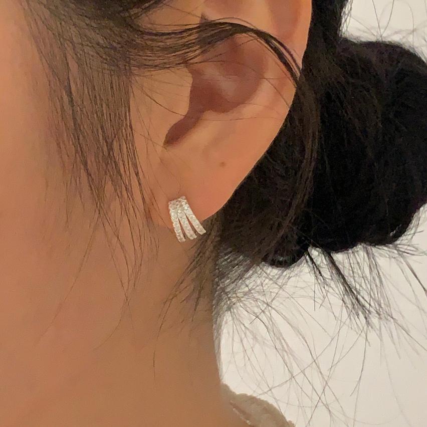 Pendientes minimalistas de flor y nota musical en plata de ley 925 con baño de oro