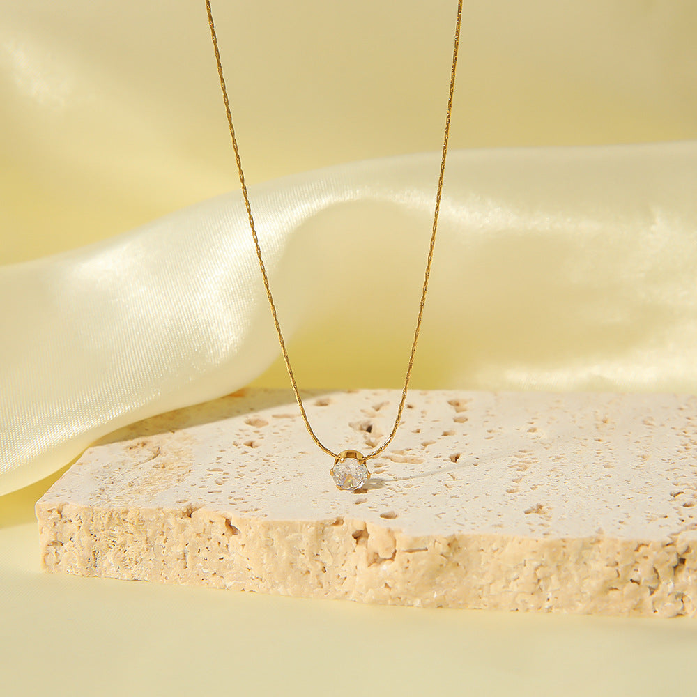 Collana con Pendente Geometrico Minimalista e Zirconia a Sei Punte in Acciaio al Titanio, Finitura Oro 18K Placcato Sottovuoto, Elegante Catena Clavicola da Donna
