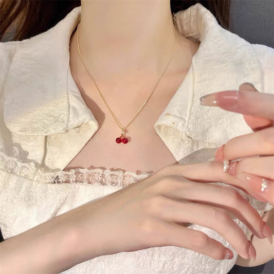 Collana da Donna in Acciaio al Titanio Placcato con Ciliegia, Design a Catena a O, Collana a Medaglione dall'Estetica Dolce e Fresca