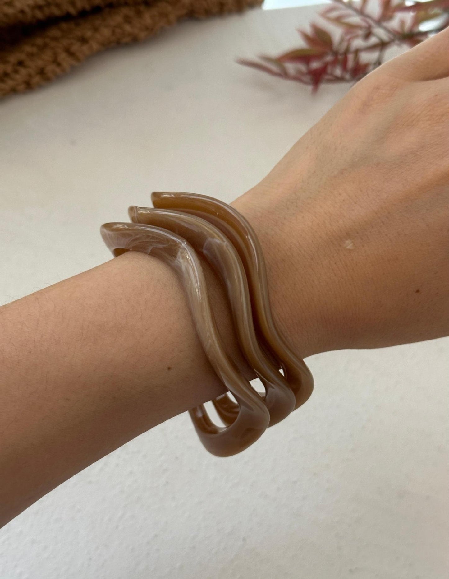 Bracciale a fascia aperta casual geometrico in resina acrilica con sfumatura a olio a goccia