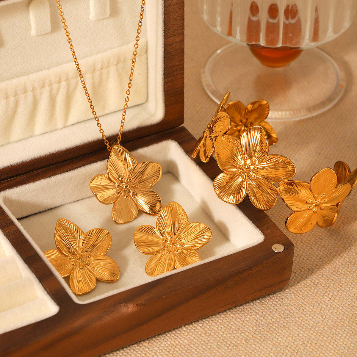 Fashion 18K Gold Plated Textured Five-Petal Flower Stainless Steel Jewelry Set for Women