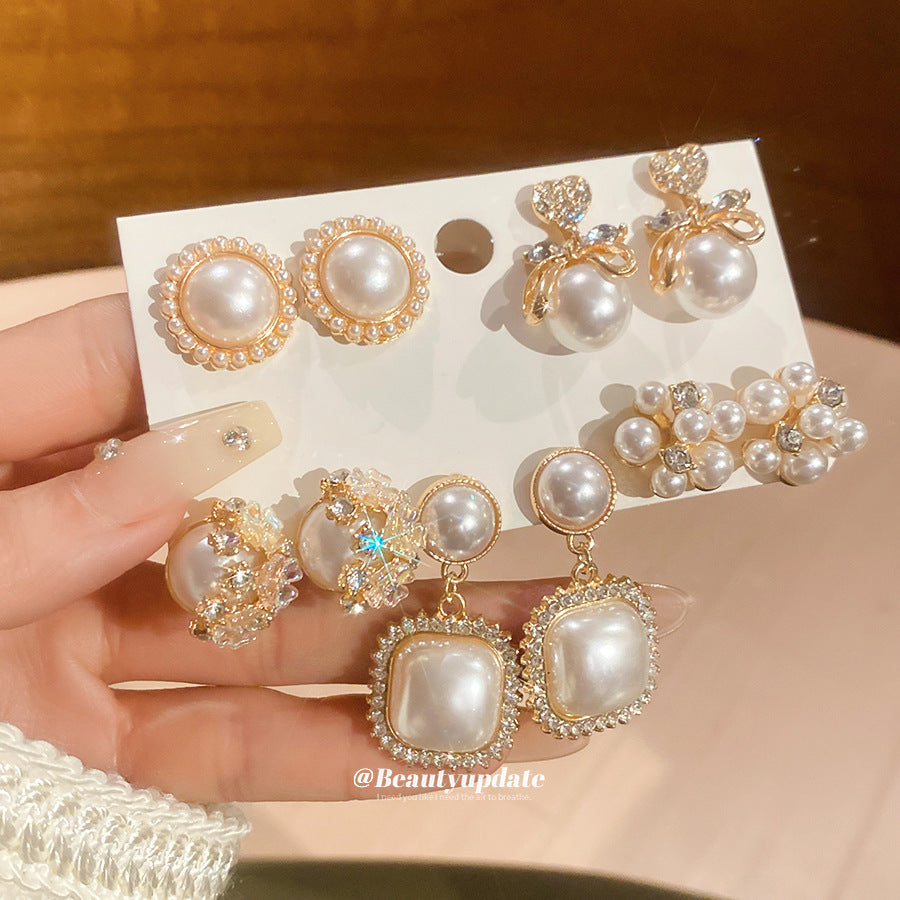 Set di orecchini a perno con perle a farfalla e floreali da donna con perni in acciaio, finitura smaltata, stile minimalista per tutti i giorni