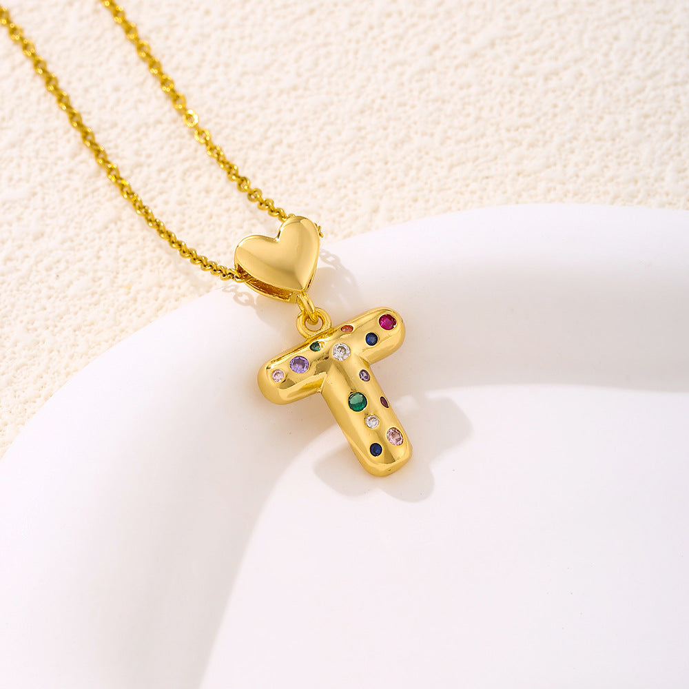 Elegante collana con ciondolo a lettera e cuore da donna in acciaio inossidabile con catena a maglie e dettagli a micro-pavé
