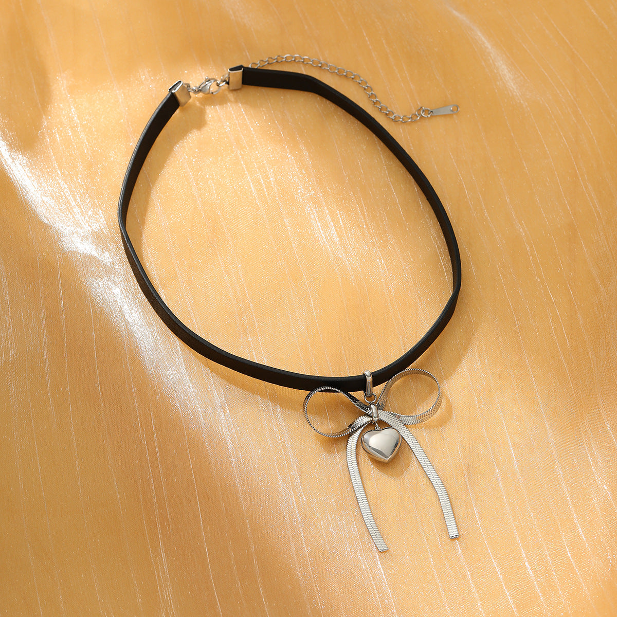 Collana da donna minimalista in acciaio al titanio a forma di fiocco con finitura placcata e accento in pelle