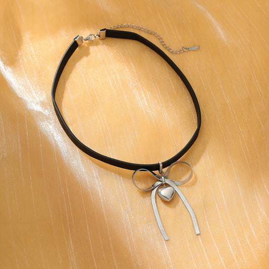 Collar minimalista de acero de titanio con forma de lazo para mujer, con acabado chapado y detalle de cuero