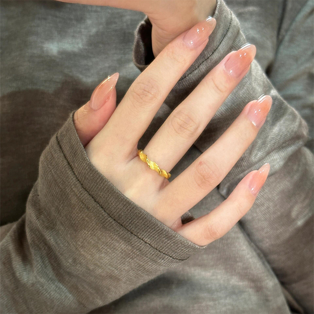 Anello regolabile minimalista geometrico in rame placcato oro per donna con sensazione di lusso e versatilità per l'uso quotidiano