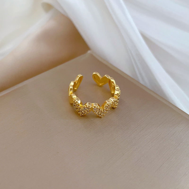 Anillo minimalista de corazón abierto para mujer en latón con baño de oro, anillo de lujo ligero con delicado detalle incrustado