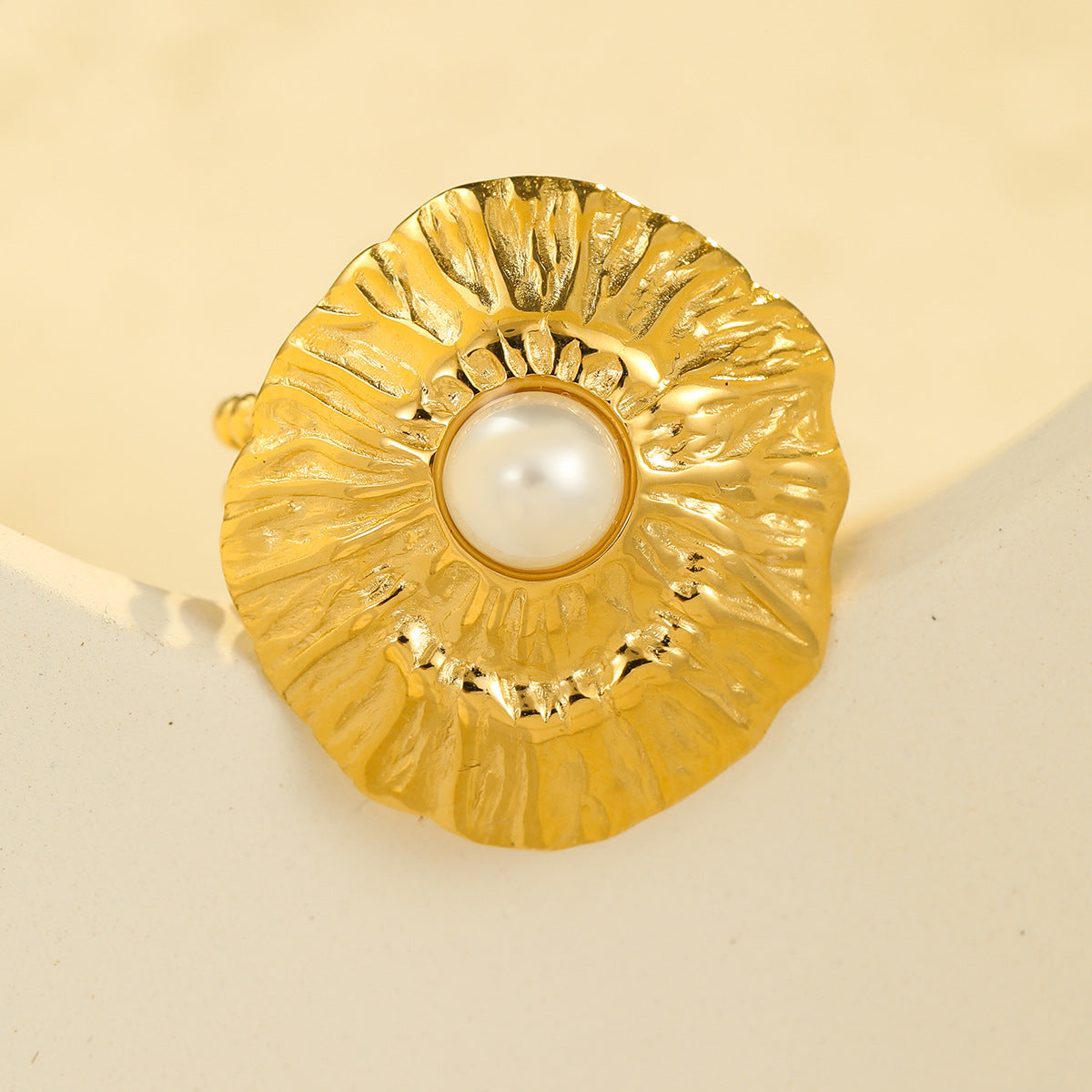 Anello da donna alla moda in acciaio al titanio geometrico con texture circolare e intarsio di perle