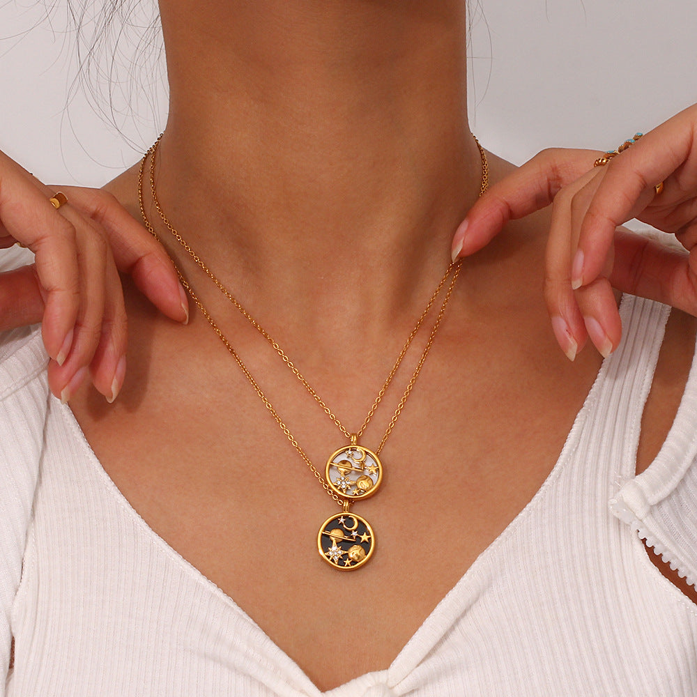 Collana con ciondolo a luna e stella alla moda e minimalista in acciaio inossidabile con charm in acciaio al titanio, design geometrico per donna