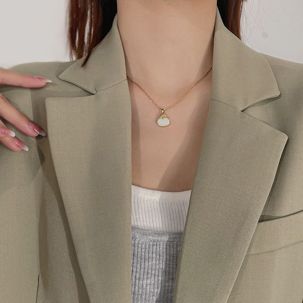 Collana da donna a catena a O in acciaio al titanio con stelle marine e conchiglie, finitura placcata e design minimalista