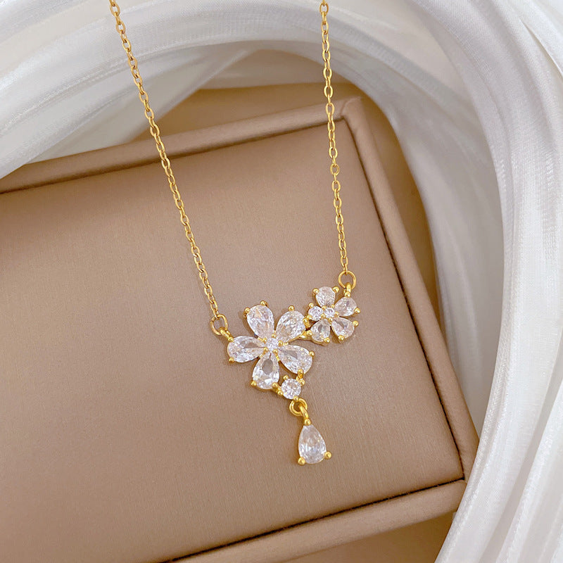 Sweet Elegant Five-Leaf Flower Plant Shape Cubic Zirconia Inlaid Titanium Steel Necklace for Unisex