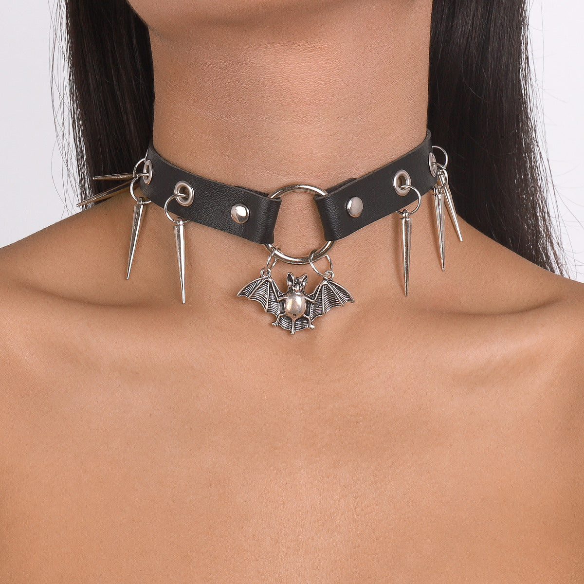Gargantilla gótica punk rock para mujer con banda de cuero con forma geométrica y remaches metálicos