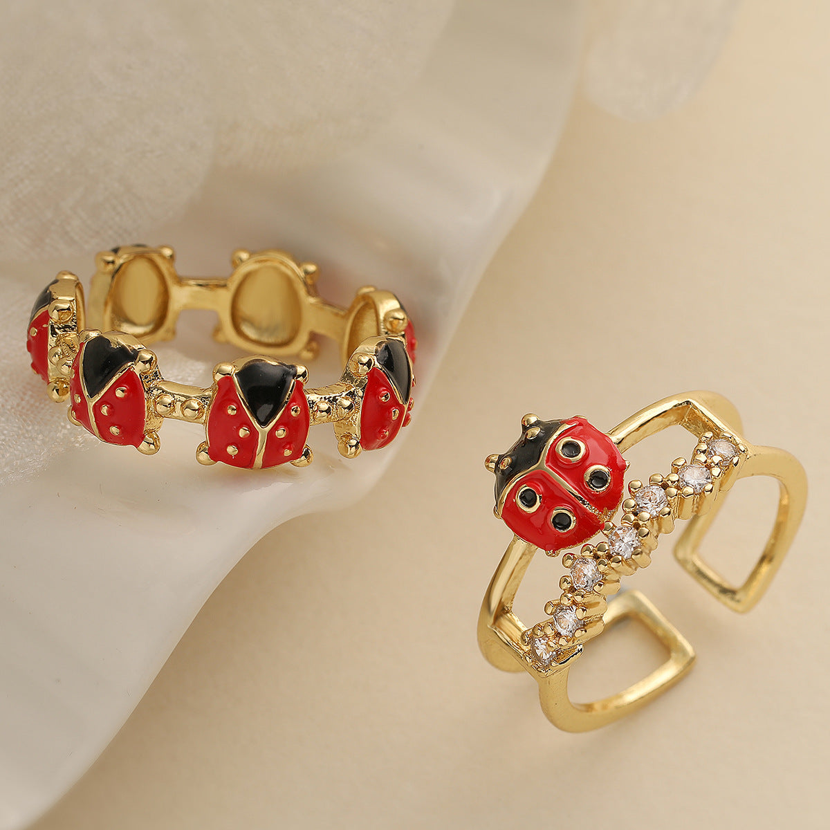 Anello da donna minimalista a forma di coccinella in rame placcato oro 18 carati con finitura smaltata