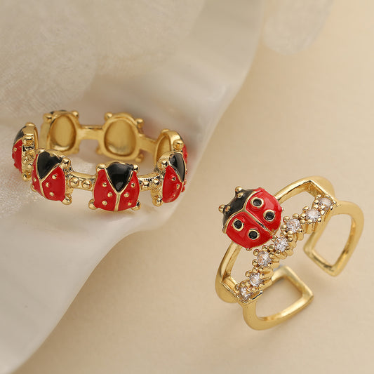 Anello da donna minimalista a forma di coccinella in rame placcato oro 18 carati con finitura smaltata