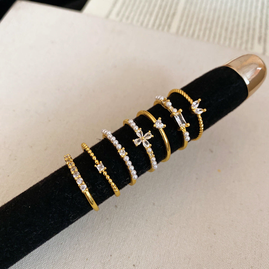 Elegante Anello a Fiore in Zirconia Francese con Accenti di Perle da Donna — Anelli Minimalisti a Misura Aperta per Dito Indice con Estetica di Lusso