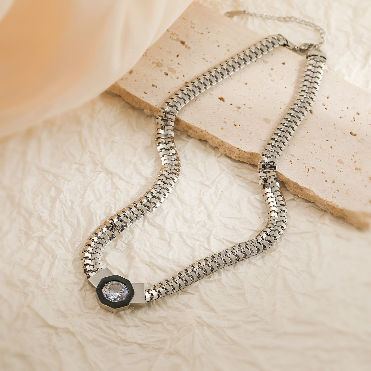 Collana geometrica minimalista in acciaio inossidabile con placcatura in oro 18 carati per donna — Catena con forma irregolare che poggia sulla clavicola
