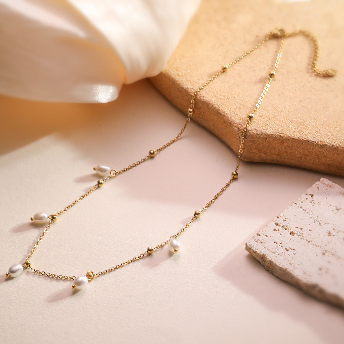 Elegante collana di perle vintage francese da donna, catena clavicola in acciaio inossidabile con forma geometrica e placcatura in oro 18 carati