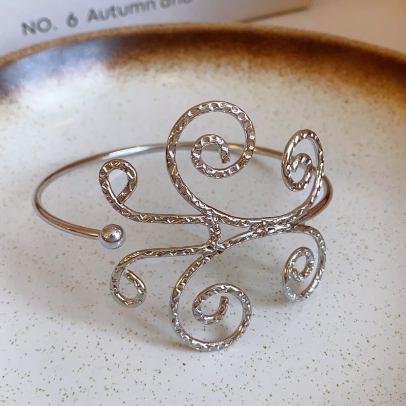 Pulsera de metal con patrón de cuadrícula geométrica de tono frío minimalista con acabado galvanizado para mujer
