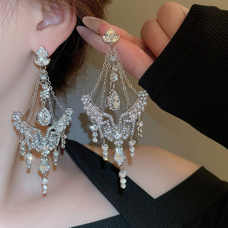 Orecchini a perno di lusso con lega geometrica irregolare e intarsio di strass, placcati argento, alla moda e versatili da donna