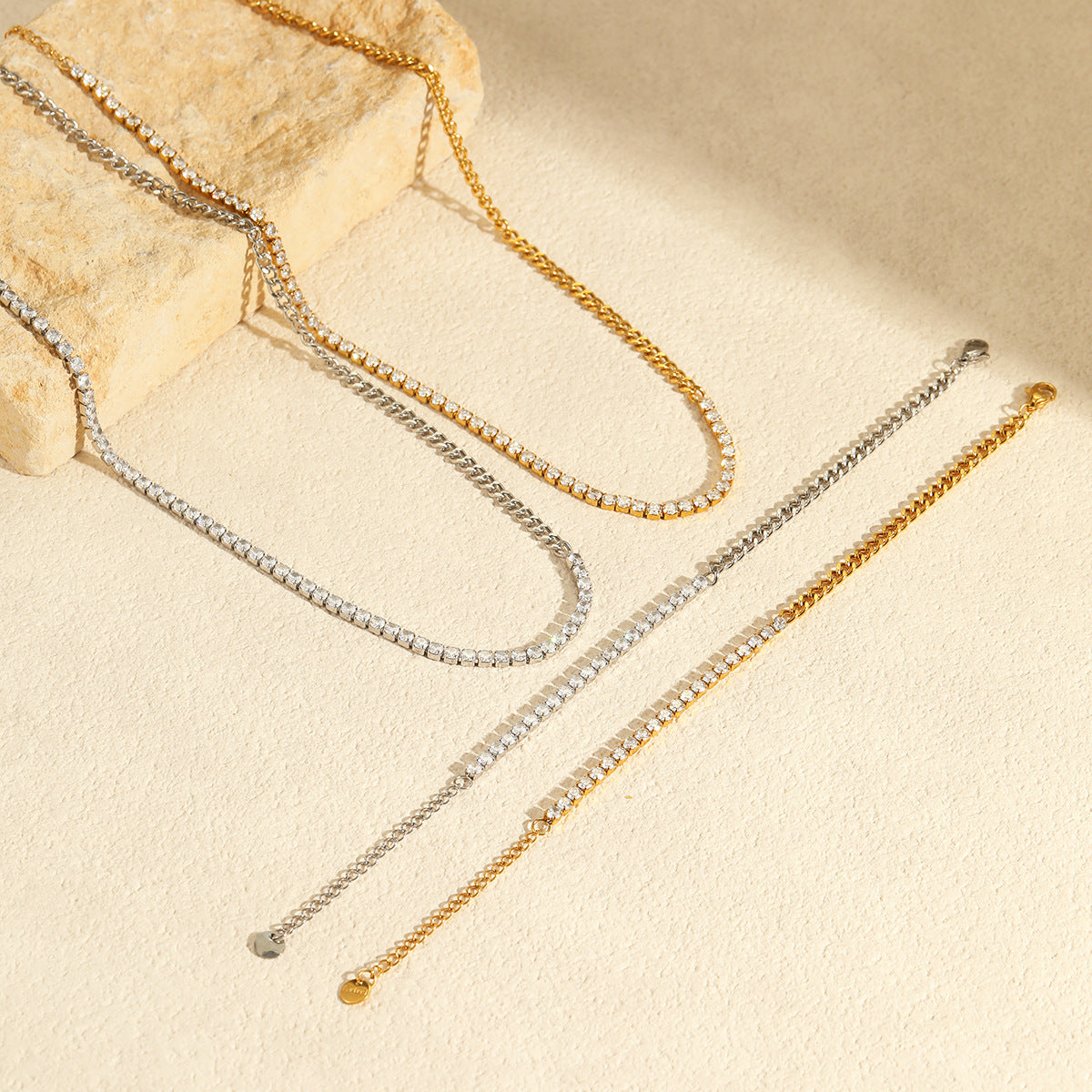 Collana geometrica minimalista da donna in acciaio inossidabile con intarsio in zirconi e placcatura in oro 18K