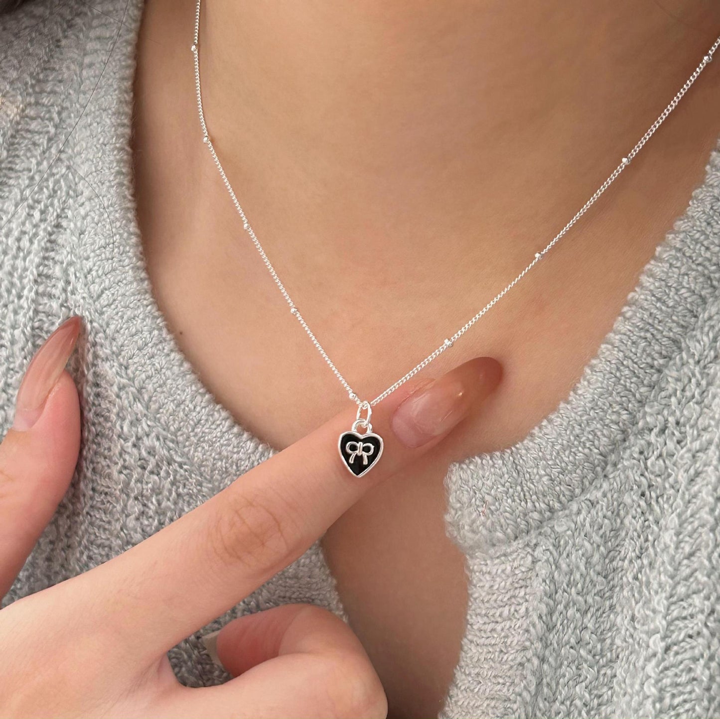 Collana con pendente minimalista a forma di cuore in argento sterling 925 con rivestimento in resina e catena a serpente