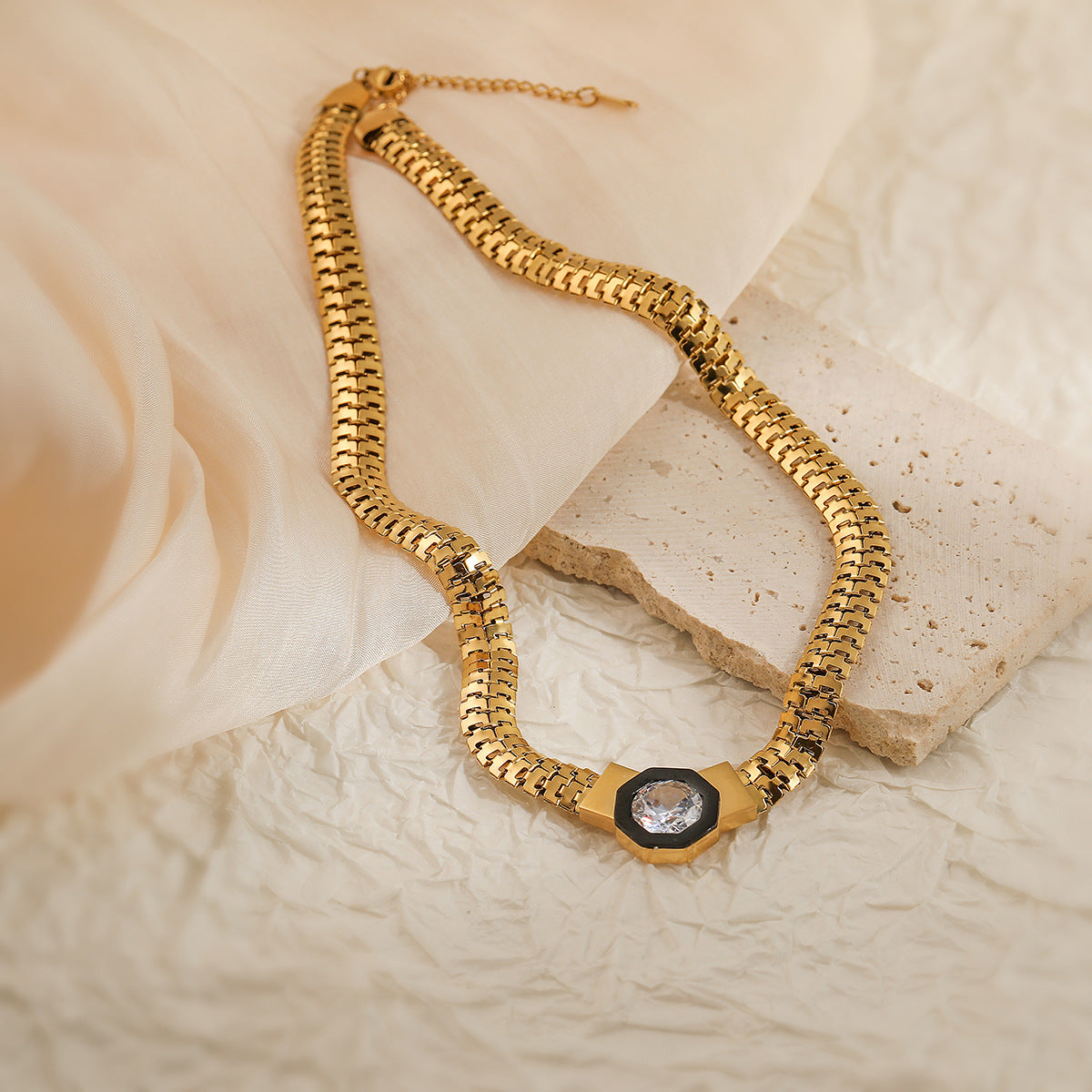 Collana pendente geometrica da donna in acciaio inossidabile placcata oro 18 carati con intarsio di zirconi catena per clavicola stile Hip-Hop