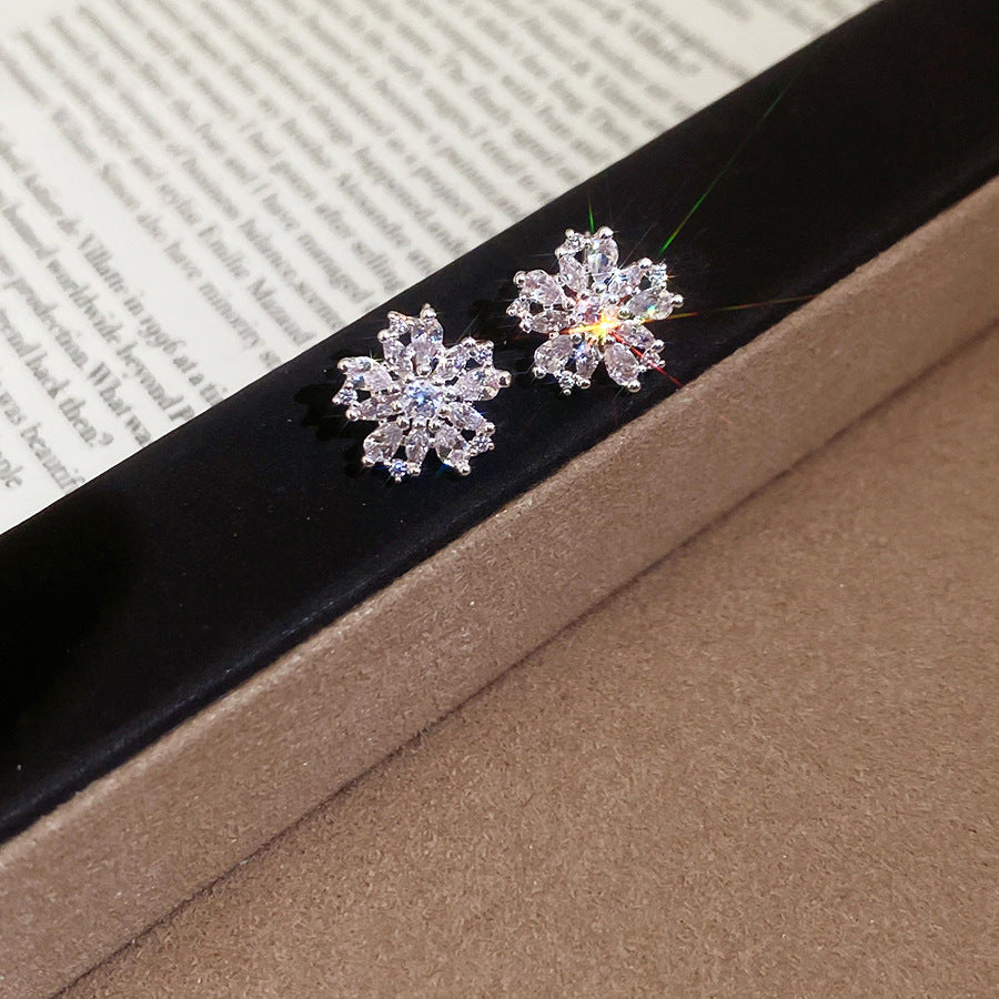 Eleganti Orecchini a Lobo Floreali con Zirconia in Rame con Perni in Acciaio per Donna