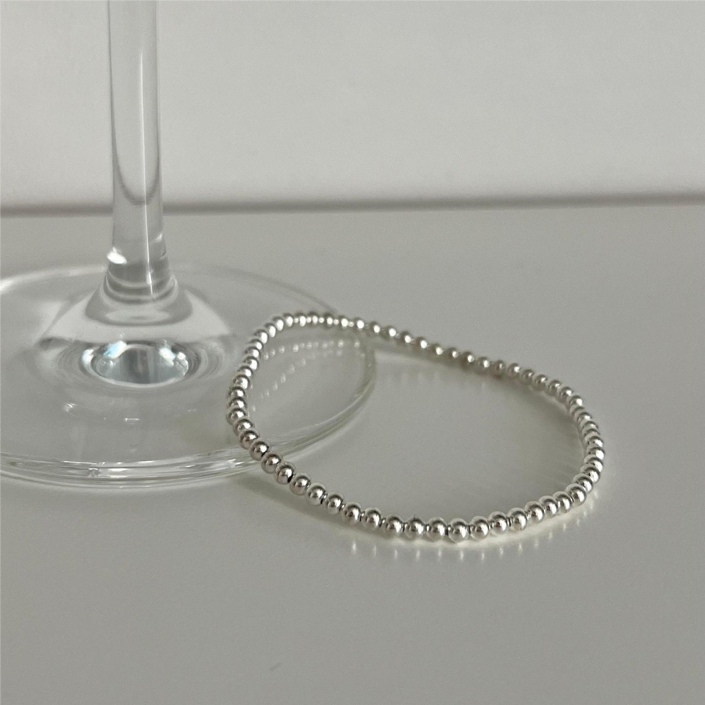 Pulsera Minimalista de Cuentas Redondas Geométricas en Plata de Ley 925 con Baño de Rodio