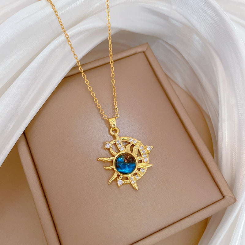 Collana con Pendente Minimalista a Mezzaluna e Stella in Acciaio al Titanio con Intarsio di Strass per Donna e Unisex