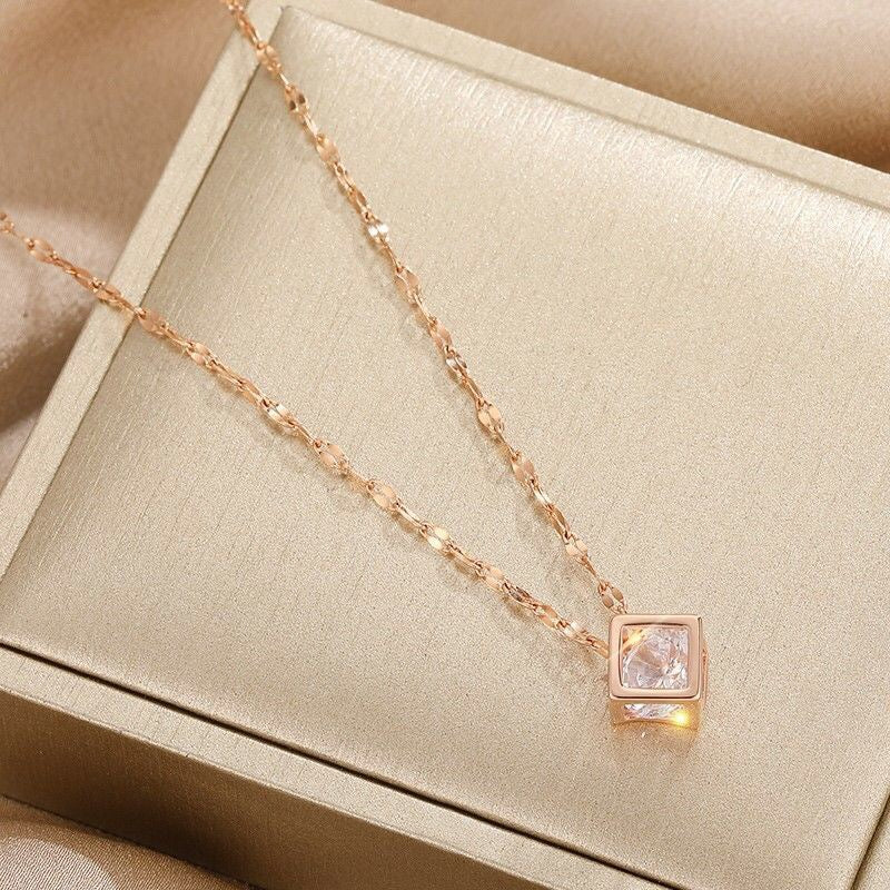 Collana da Donna con Ciondolo a Goccia Geometrico Minimalista e Strass in Acciaio al Titanio