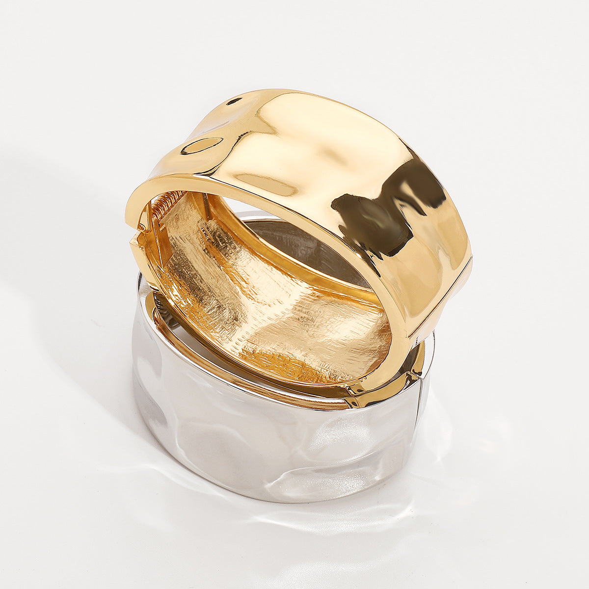 Pulsera Ancha de Aleación Texturizada de Gran Tamaño para Mujer con Acabado Retro Lujoso y Diseño Geométrico