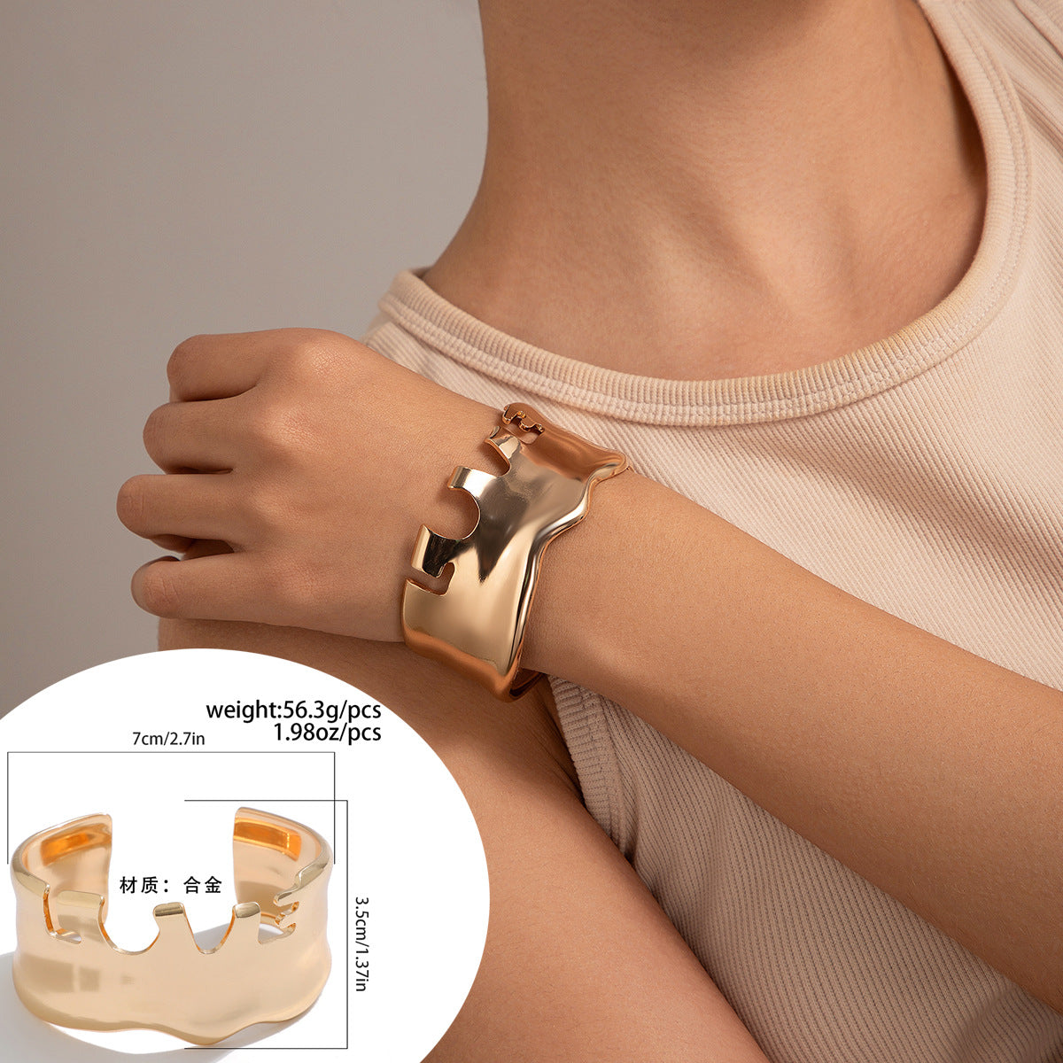Pulsera inspirada en aleación texturizada asimétrica en forma de V con acabado chapado para mujer