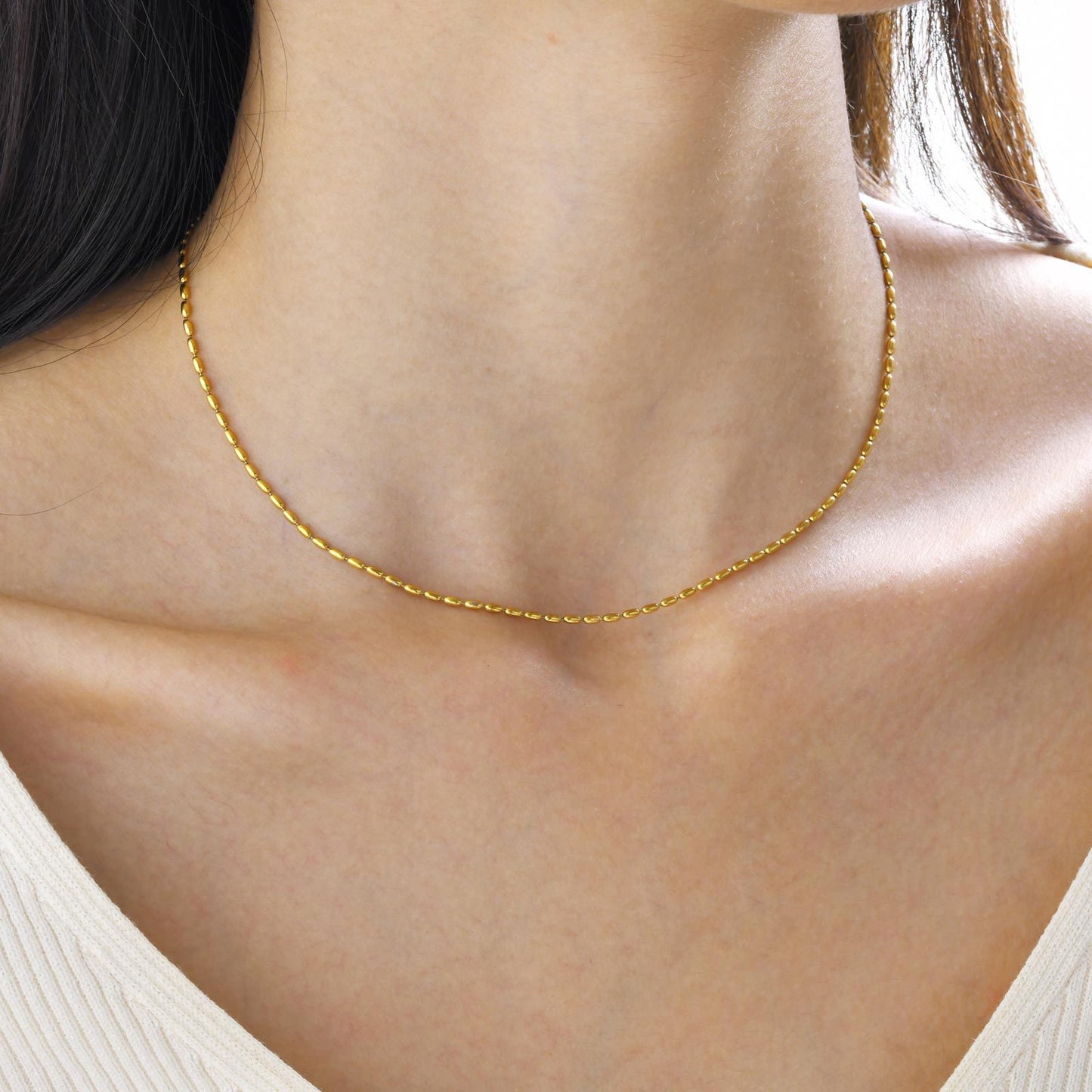 Elegante collana con ciondolo ovale a covone di grano in acciaio al titanio con placcatura in oro 18K per donna