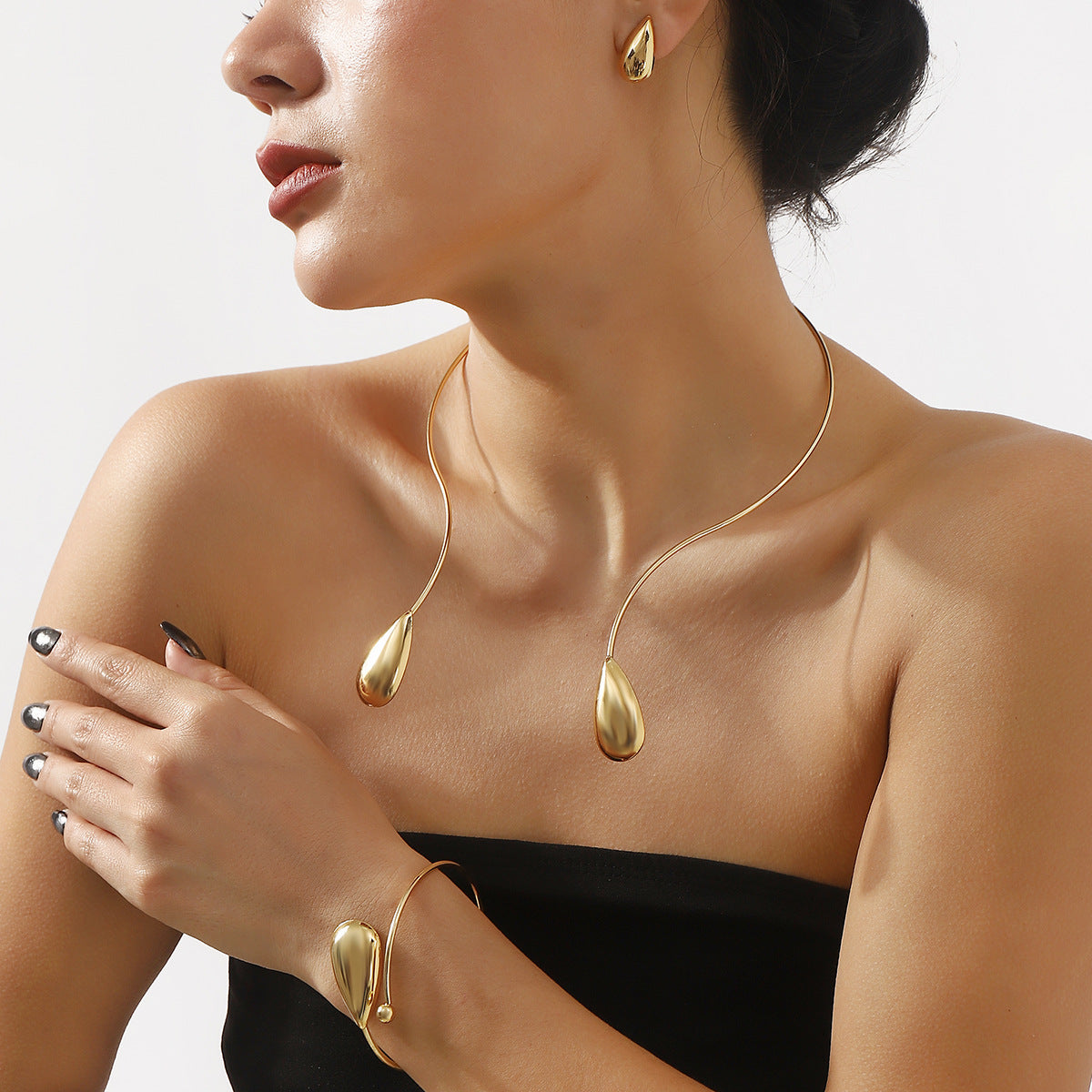 Juego de gargantilla, pulsera y pendientes metálicos geométricos minimalistas en forma de lágrima con acabado galvanizado para mujer