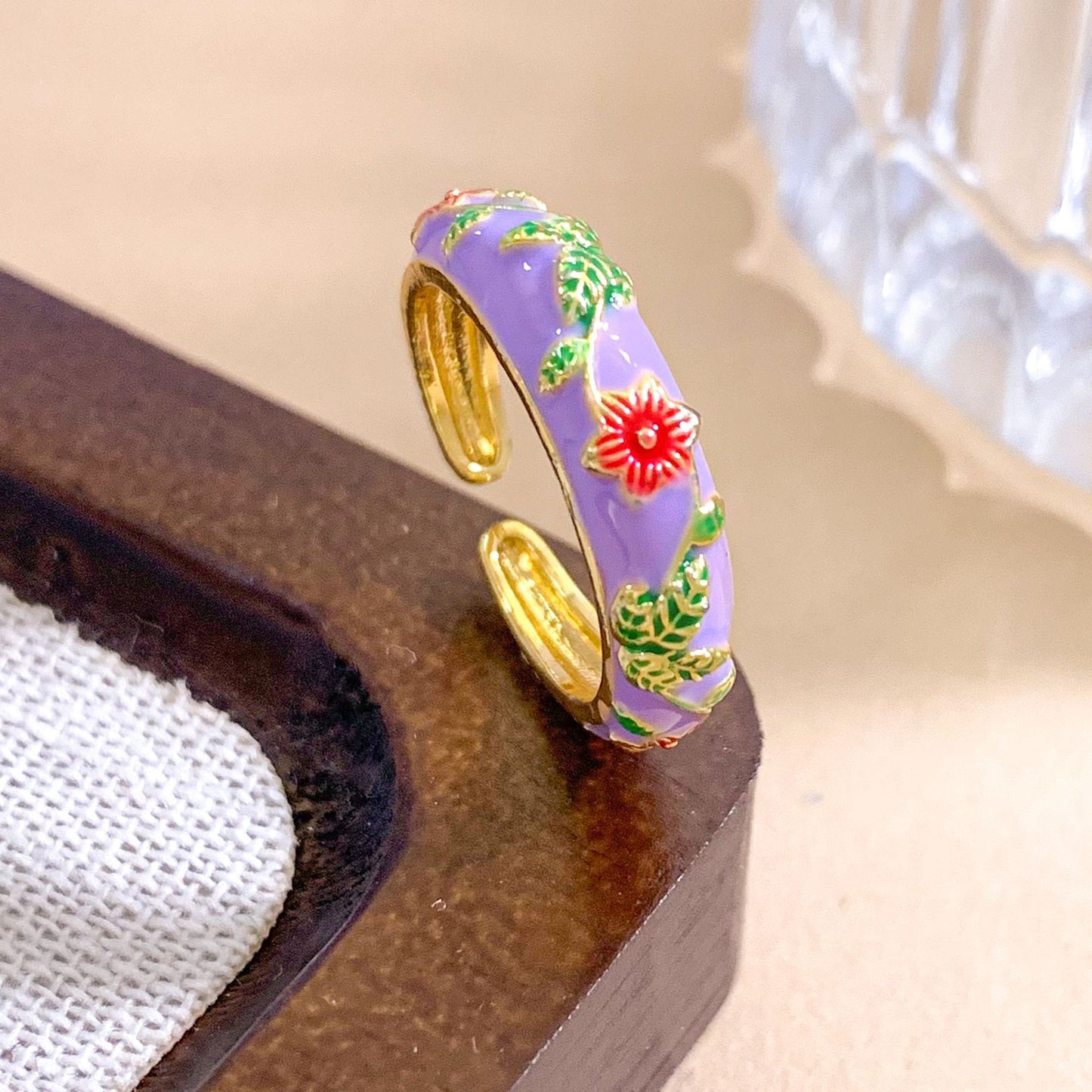 Anello da donna in ottone placcato oro con smalto a fantasia floreale