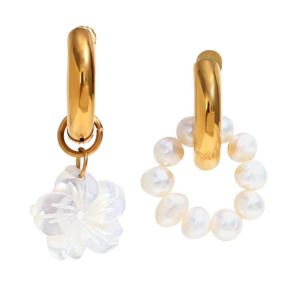 Orecchini asimmetrici vintage di tendenza con perle e fiori in acciaio inossidabile placcato oro 18 carati