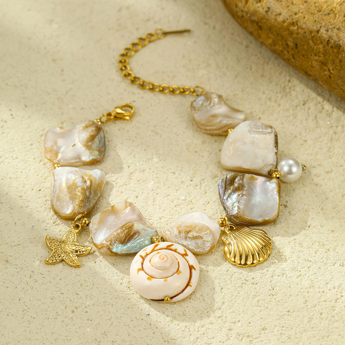 Bracciale da donna stile vacanza con conchiglie e perle in acciaio inossidabile placcato