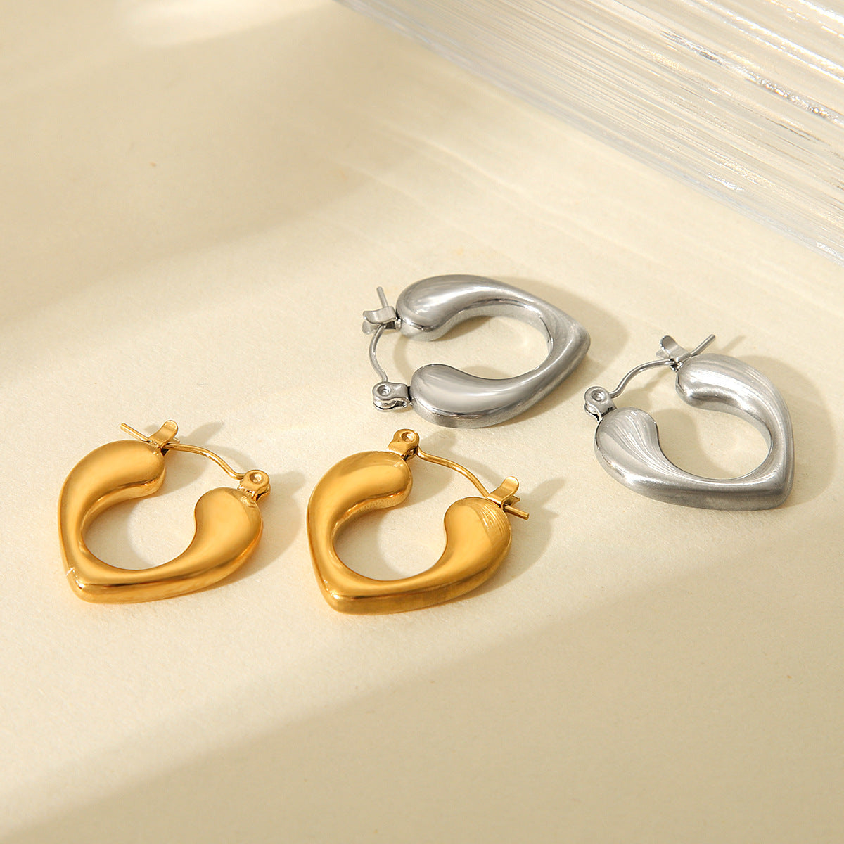 Pendientes minimalistas de acero inoxidable con diseño geométrico para mujer, con acabado chapado y detalle de corazón