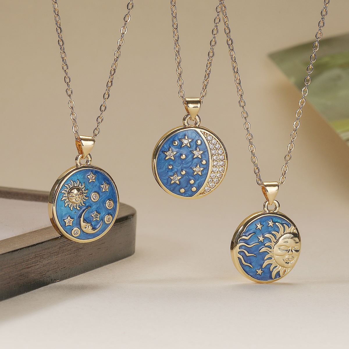 Collana a ciondolo minimalista con sole, luna e stelle in rame con placcatura in oro 18K e finitura smaltata