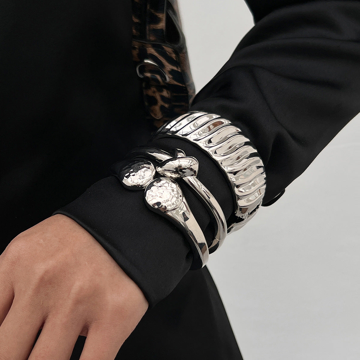 Pulsera minimalista con diseño de ondas de aleación electrochapada con cierre de mosquetón para mujer