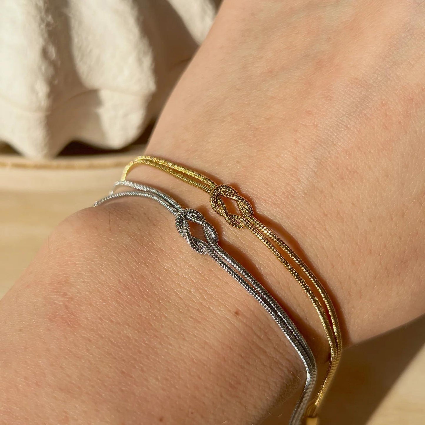 Braccialetto Minimalista a Forma di Arco in Acciaio al Titanio Placcato Oro per Coppie con Design a Catena Serpente