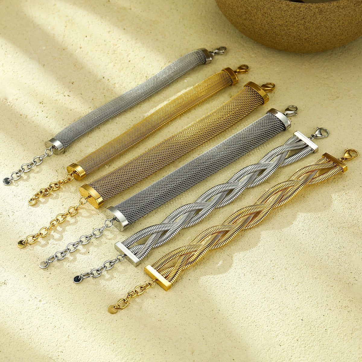Pulsera de Acero Inoxidable con Malla Geométrica para Mujer con Acabado Chapado, Diseño Hueco, Accesorio de Moda Resistente a la Decoloración