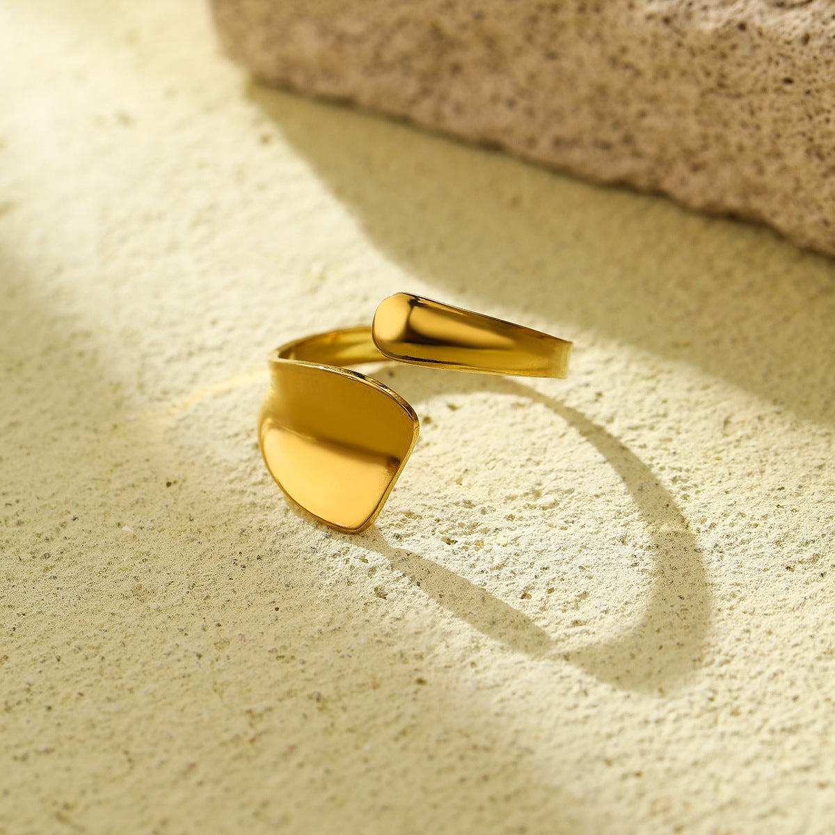 Anello Aperto Minimalista Geometrico da Donna in Acciaio al Titanio con Finitura Placcata e Design Asimmetrico