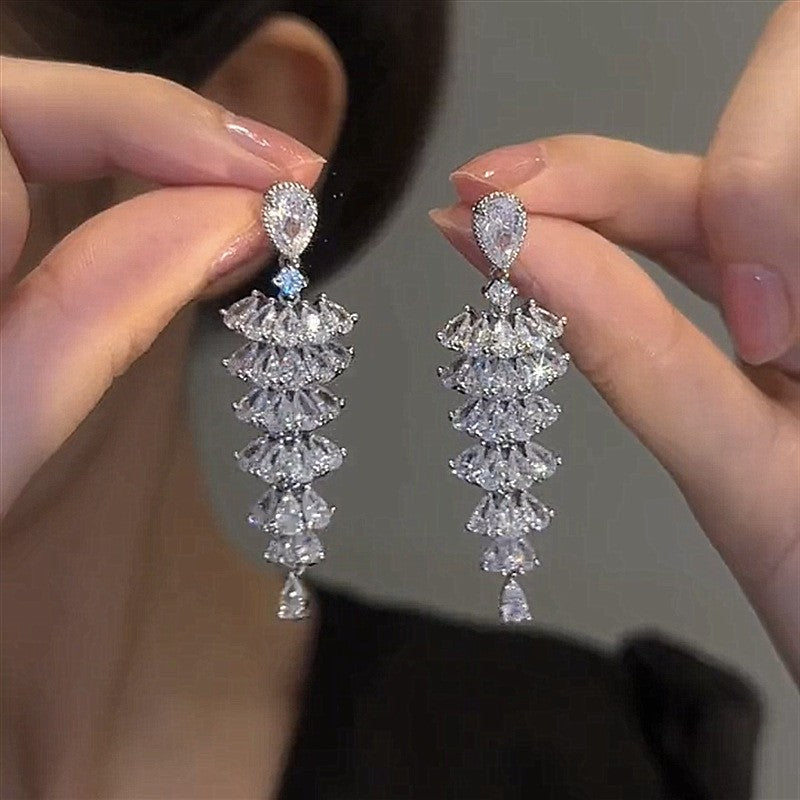 Orecchini pendenti con nappe geometriche minimaliste con intarsi di strass in rame placcato e perni in argento sterling 925 da donna