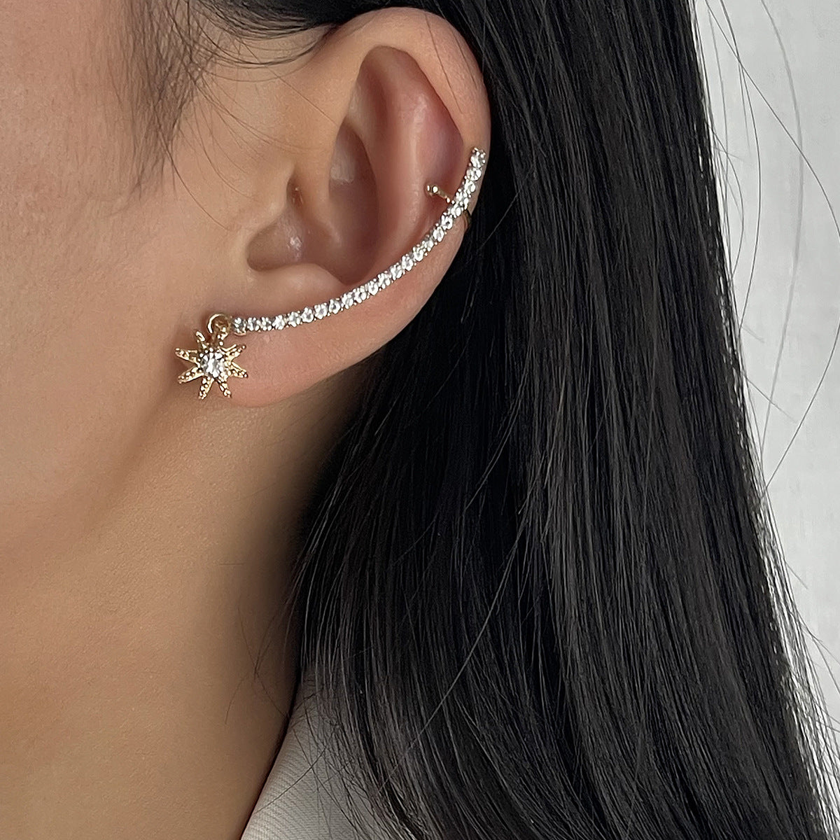 Elegante Ear Cuff Curvo da Donna in Lega con Intarsio di Strass, Orecchini d'Impatto alla Moda e Versatili