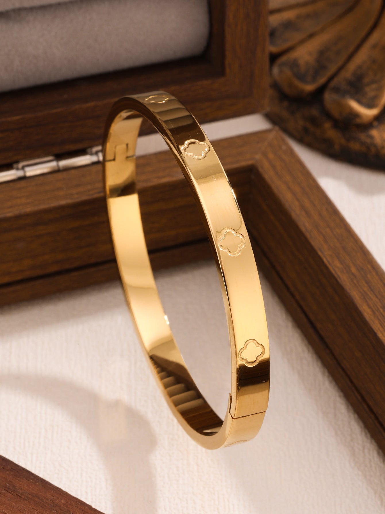 Juego de pulseras de acero inoxidable con trébol de cuatro hojas, incrustaciones de diamantes de imitación y chapado en oro al vacío de 18 quilates, estilo minimalista y a la moda