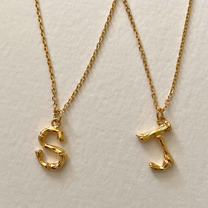 Collar con colgante de letra geométrica minimalista en plata de ley 925 con baño de oro sobre cadena de cuentas