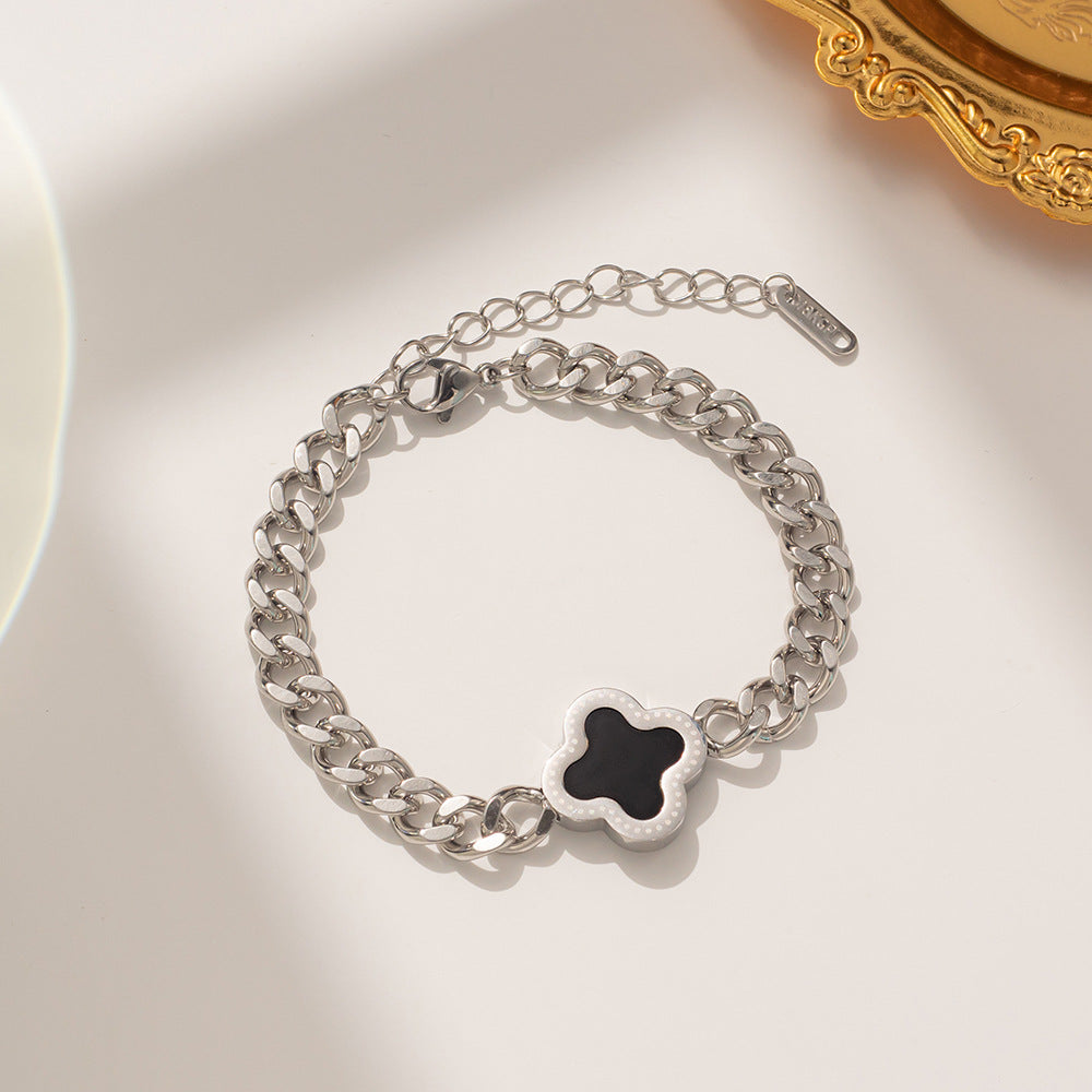 Bracciale da donna alla moda a forma di trifoglio in acciaio al titanio con finitura placcata e design a catena spessa