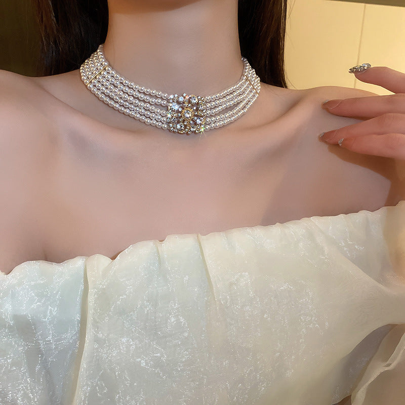 Elegante collar con colgante de lazo de diamantes de imitación y detalles de nácar perlado para mujer — Delicada cadena para clavícula en estilo de lujo minimalista y a la moda
