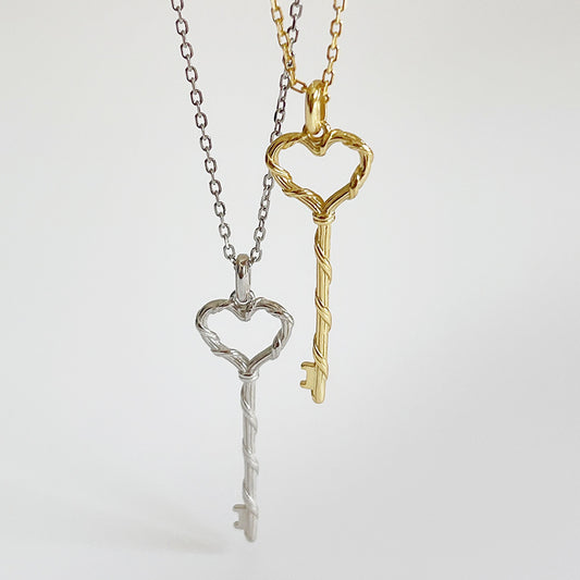 Collar Minimalista de Plata de Ley 925 con Llave de Corazón Irregular